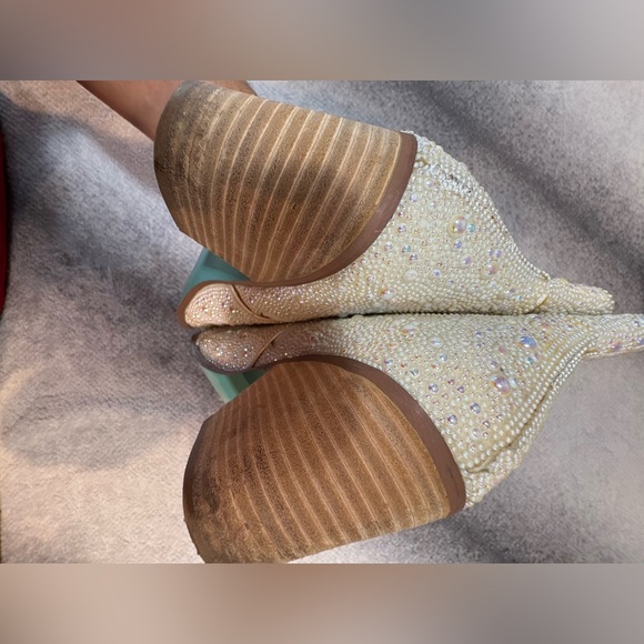 $179 Betsey Johnson Diva Aged White Pearl Pointed Toe Ankle Boots Shoes 10 10.5 - Picture 5 of 10